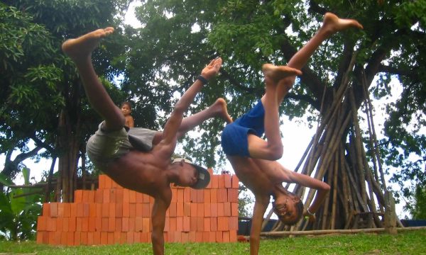 2006年、キロンボでカポエイラの技を披露する近所の子どもたち。