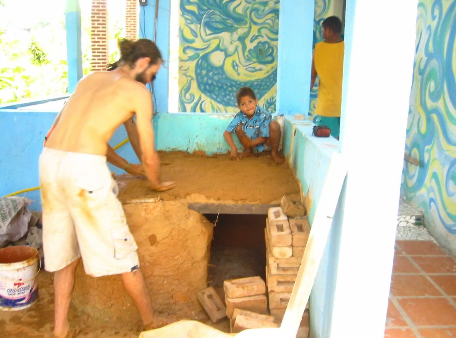 2006年、バイオ建築で子どもやボランティアたちと炭焼き窯を作る様子。